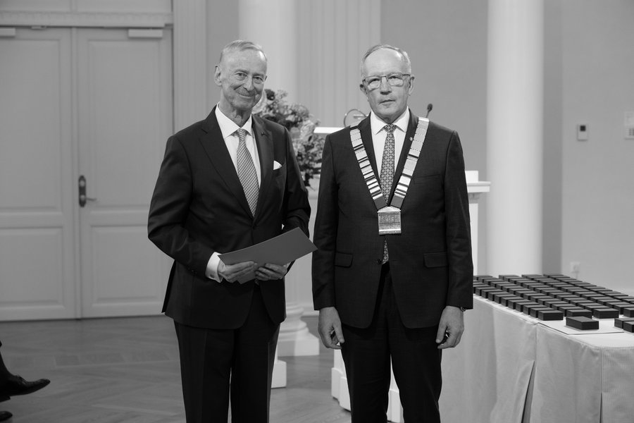 Siim Kallas Tartu Ülikooli tänutähe üleandmisel